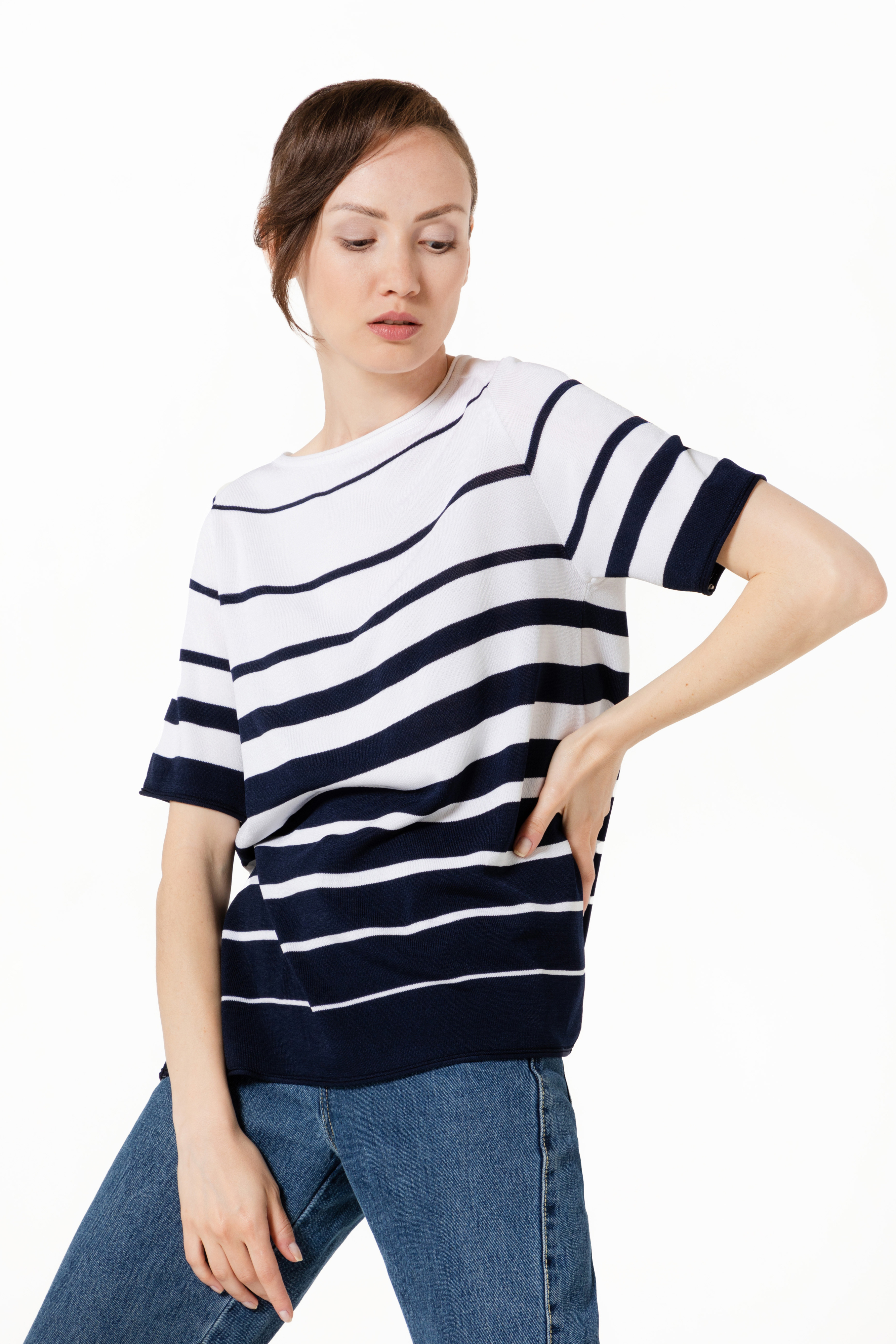 1221-116-THEDA-navy-weiss-front-model-1